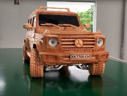 Nghệ nhân Việt được cộng đồng quốc tế khen ngợi với tác phẩm Mercedes-Benz G500 4x4² bằng gỗ