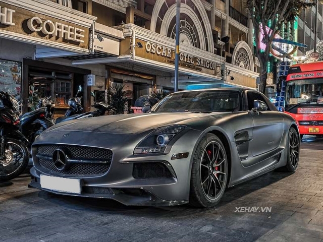 Sài Gòn: Mercedes-AMG SLS độ bodykit Black-Series nổi bật giữa phố đêm