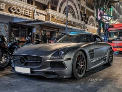 Sài Gòn: Mercedes-AMG SLS độ bodykit Black-Series nổi bật giữa phố đêm