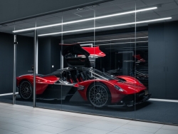 Chiêm ngưỡng siêu phẩm Aston Martin Valkyrie “mặc áo” màu Supernova Red tuyệt đẹp