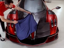 Quá trình rửa xe Pagani Huayra Roadster trị giá 4,5 triệu USD