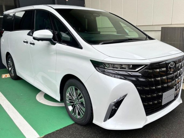 Toyota Alphard 2024 lộ diện thực tế: Sang trọng, đẳng cấp