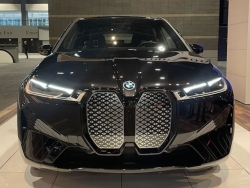 Chiêm ngưỡng SUV điện hiệu năng cao BMW iX M60 “bằng xương bằng thịt”