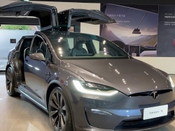 Tesla bị khiếu nại vì giao xe quá nhiều lỗi: Xước xát cả trong lẫn ngoài, lốp xe không đồng bộ