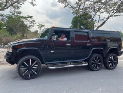 Chiếc Hummer H2 "siêu to khổng lồ" này đeo biển Campuchia, xe có 6 bánh hầm hố và được đặt tên là H6 Player Edition. Theo TopSpeed, H6 Player Edition có giá mua mới 103.000 USD (~ 2,35 tỷ VNĐ) tại Mỹ.