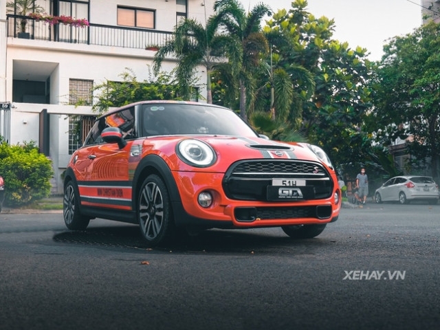 Chiếc Mini Cooper S ở Sài Gòn "lên đời nhan sắc" nhờ dán decal phong cách Dior