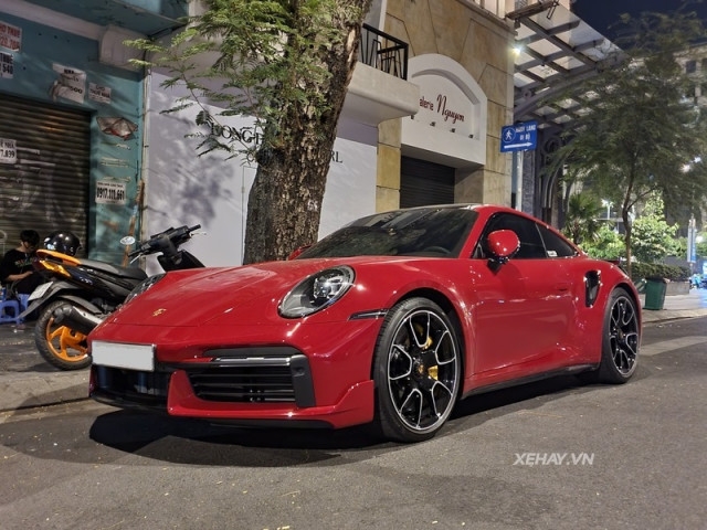 Sài Gòn: Ngắm chiếc Porsche 911 Turbo S màu đỏ "hàng độc" tại Việt Nam