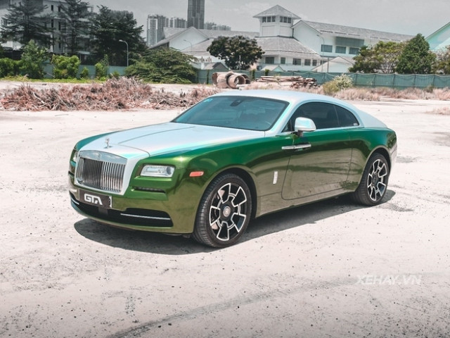 Sài Gòn: Xe sang Rolls-Royce Wraith thay đổi phong cách với lớp decal xanh lá lạ mắt