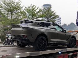 Aston Martin DBX 707 thứ 3 màu độc về Việt Nam