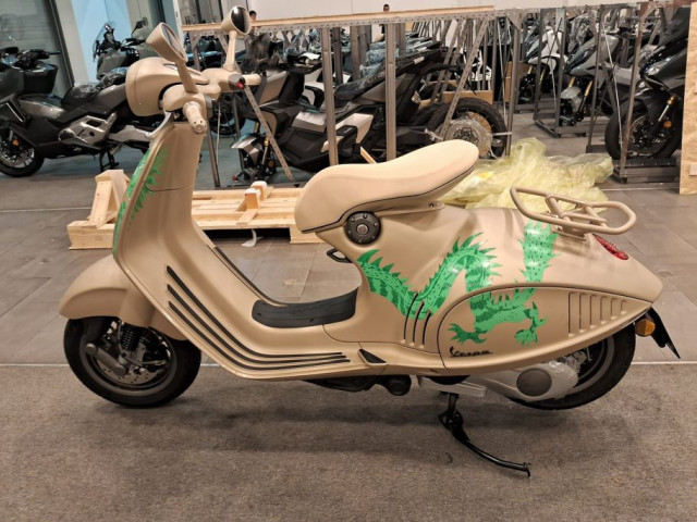 Vespa 946 Dragon bản giới hạn đầu tiên về Việt Nam