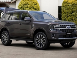 Ford Everest Platinum V6 ra mắt tại Thái Lan