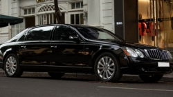 Hà Nội: Limousine siêu sang Maybach 62S cùng chủ nhân xuống phố sắm đồ