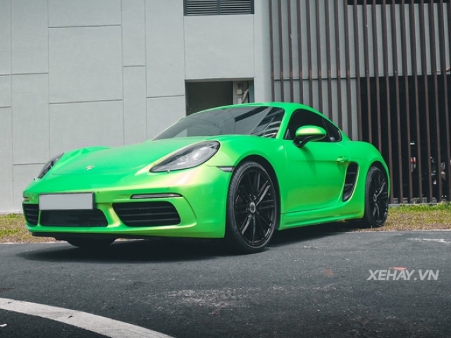 Porsche 718 Cayman của thủ môn Bùi Tiến Dũng "thay áo" xanh lá ánh vàng siêu lạ