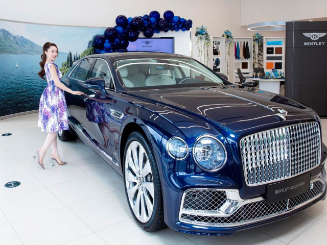 Vợ chồng diễn viên Chi Bảo chính thức nhận bàn giao xe Bentley Flying Spur 18 tỷ VNĐ