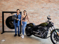 Phan Hiển được Khánh Thi tặng Harley-Davidson sau khi dành 3 huy chương vàng Sea Games 31