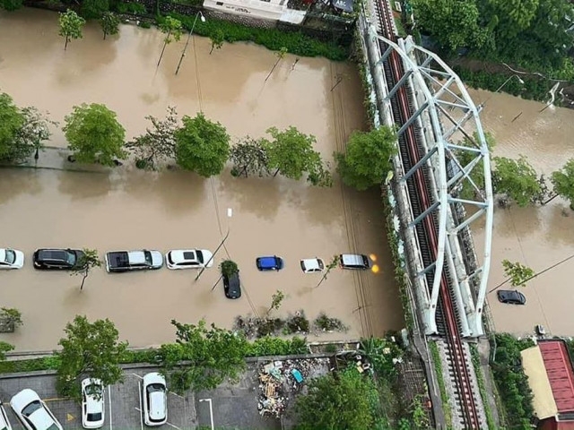 Miền Bắc sau hai ngày mưa lớn, hàng loạt ô tô chìm trong biển nước