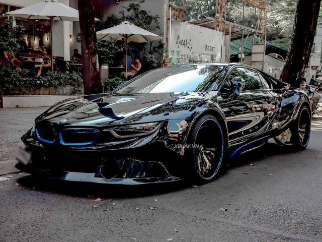 Cận cảnh BMW i8 độ widebody cực “ngầu” trên đường phố Sài Gòn