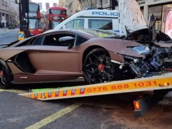 [VIDEO] Lamborghini Aventador SVJ đâm vào xe buýt hai tầng đến biến dạng