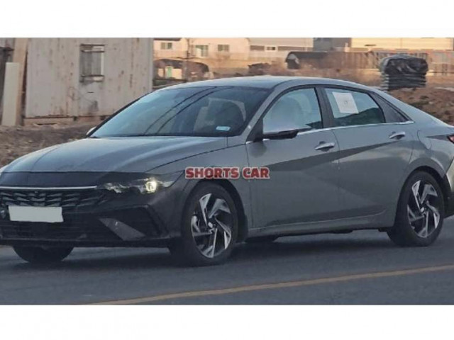 Hyundai Elantra 2023 "thả dáng" trên đường phố trước ngày ra mắt