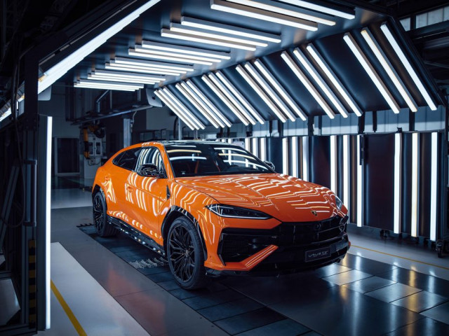 Lamborghini Urus SE có giá 14,8 tỷ tại Việt Nam