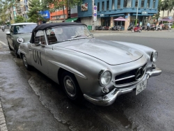 Cận cảnh xe mui trần Mercedes-Benz 190 SL của ông Đặng Lê Nguyên Vũ