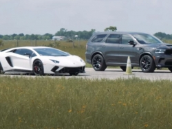 "Siêu bò" Lamborghini Aventador thua đứt đuôi SUV hạng nặng Dodge Durango SRT Hellcat