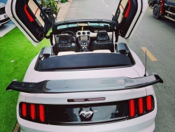 Ford Mustang Convertible đời 2015 độ cửa cắt kéo "kịch độc" được rao bán với giá gần 2 tỷ đồng