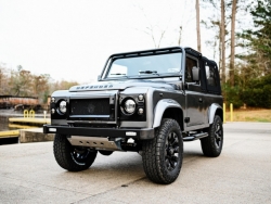 Land Rover Defender 90 được độ tỉ mỉ để tăng khả năng trèo đèo, lội suối