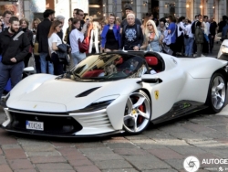 Cầu thủ Ibrahimovic cầm lái siêu phẩm Ferrari Daytona SP3 dạo chơi trên phố