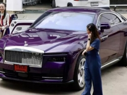 Madam Pang tậu xe điện Rolls-Royce Spectre màu tím lạ mắt