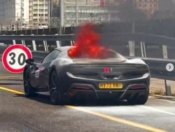 [VIDEO] Ba chiếc Ferrari gặp tai nạn trong hành trình siêu xe ở Ý