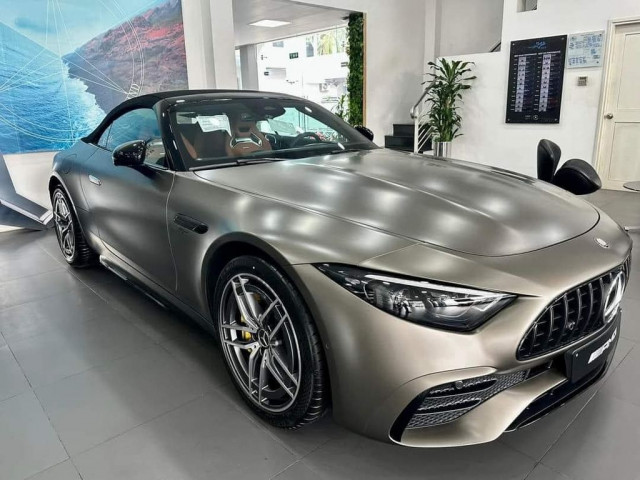 Cận cảnh xe mui trần Mercedes-AMG SL 43 trị giá gần 7 tỷ đồng