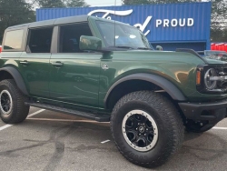 Ford Bronco đẹp hoang d&atilde; với m&agrave;u sơn xanh lục mới