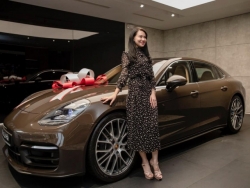 Diễn viên - doanh nhân Lê Hà tậu xe sang Porsche Panamera 2022 trị giá hơn 6 tỷ đồng