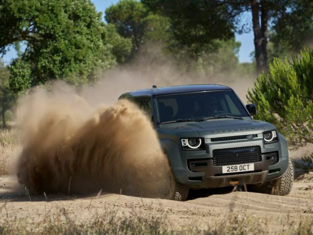 Land Rover Defender OCTA 2025 ra mắt