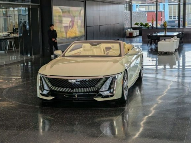 Cadillac ra mắt xe điện mui trần Sollei Concept