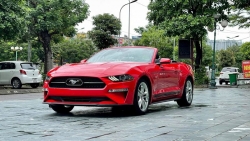 Ford Mustang mới "làm dâu" thành phố hoa phượng đỏ diện biển thần tài ấn tượng