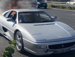 Ferrari F355 bất ngờ bốc cháy khi khách hàng lái thử