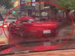 [VIDEO] Đại gia lái Ferrari Monza nhưng phải dùng ô che mưa