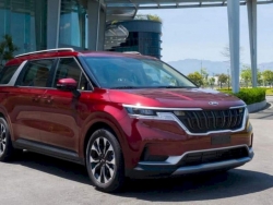 Kia Carnival 2022 bất ngờ lộ ảnh thực tế với logo cũ tại nhà máy Chu Lai