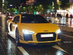 Chạm mặt Audi R8 V10 Plus với “bộ áo” vàng rực rỡ trên đường phố Sài Thành