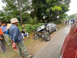 Phú Thọ: Va chạm với xe khách, Toyota Vios nát đầu