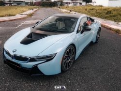 Sài Gòn: Cận cảnh “hàng hiếm” BMW i8 màu xanh hoà bình