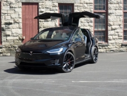 Chủ xe phải bồi thường 1400 USD vì gọi Tesla Model X là “món đồ chơi tự sát”