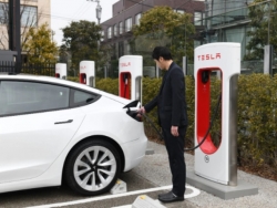 Các hãng xe chuyển đổi để dùng chung mạng lưới sạc với Tesla