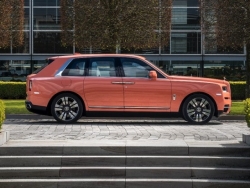 Rolls-Royce Cullinan trông phá cách và cá tính hơn với màu sơn hồng cam cá nhân hóa