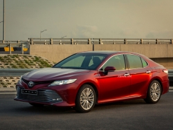 Bản facelift đã về, Toyota Camry nắm chắc "ngôi vương" phân khúc của năm 2021