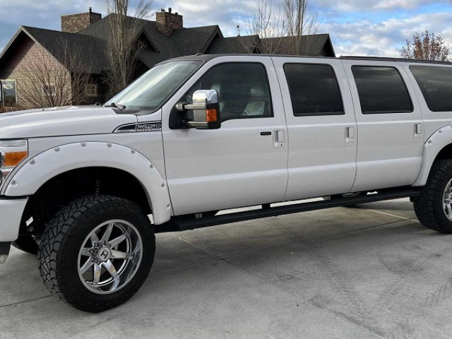 Ford F-250 độ 6 cửa phong cách limousine rao bán 1,38 tỷ VNĐ