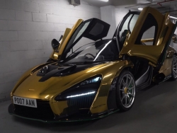 McLaren Senna với dàn áo chrome hoàng kim sáng bóng bị "tóm gọn" trên phố