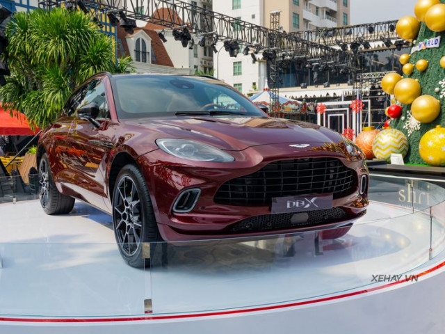 "Toàn cảnh" chiếc Aston Martin DBX thứ 2 tại Việt Nam với màu sơn đỏ mận bắt mắt